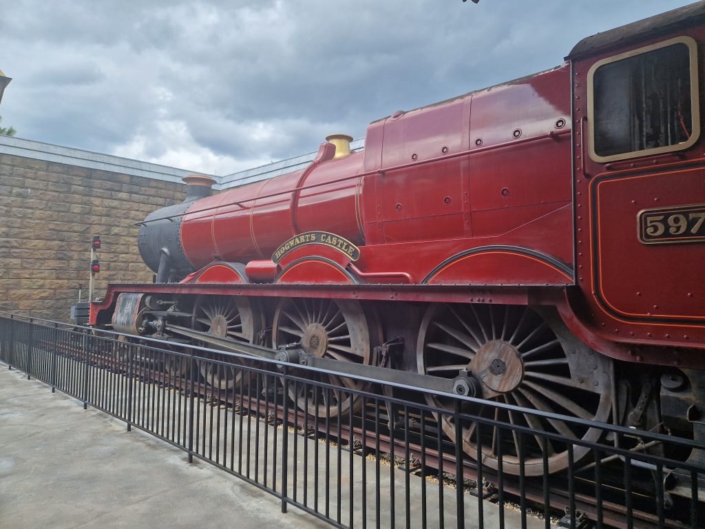 Best things to do at Universal studios that aren't ride - The Hogwarts express